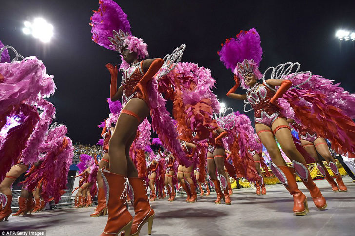 Фотография: Шоу должно продолжаться — в Рио-де-Жанейро стартовал карнавал-2016 №13 - BigPicture.ru