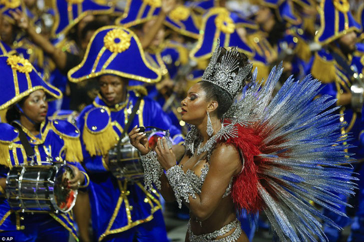 Фотография: Шоу должно продолжаться — в Рио-де-Жанейро стартовал карнавал-2016 №15 - BigPicture.ru