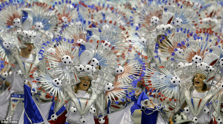 Фотография: Шоу должно продолжаться — в Рио-де-Жанейро стартовал карнавал-2016 №8 - BigPicture.ru