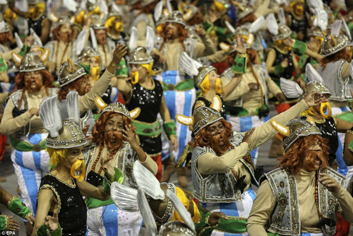 Фотография: Шоу должно продолжаться — в Рио-де-Жанейро стартовал карнавал-2016 №17 - BigPicture.ru