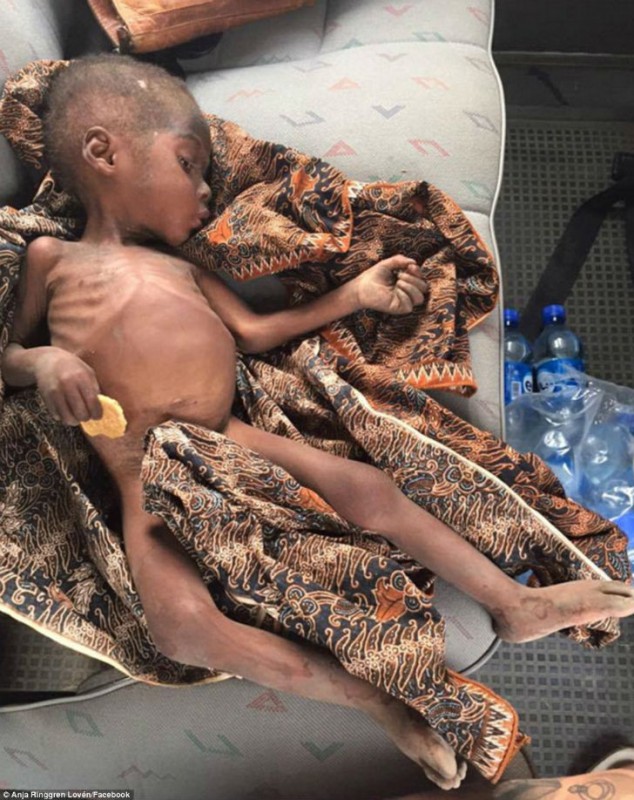Фотография: Женщина спасла умирающего нигерийского малыша, которого выгнали на улицу собственные родители №6 - BigPicture.ru