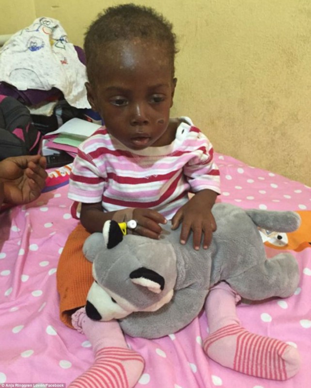 Фотография: Женщина спасла умирающего нигерийского малыша, которого выгнали на улицу собственные родители №9 - BigPicture.ru