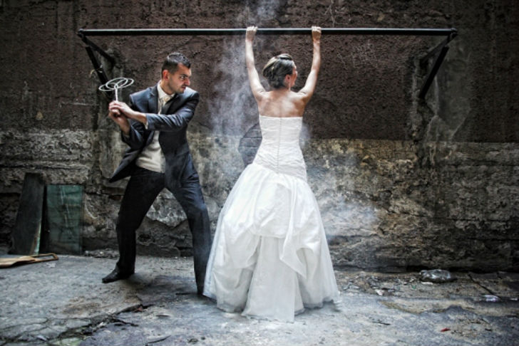 Фотография: Платье в хлам — чумовой тренд свадебной фотографии №16 - BigPicture.ru