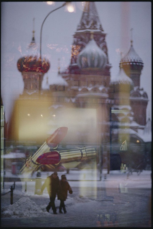 Вид на храм Василия Блаженного на Красной площади через витрину магазина.