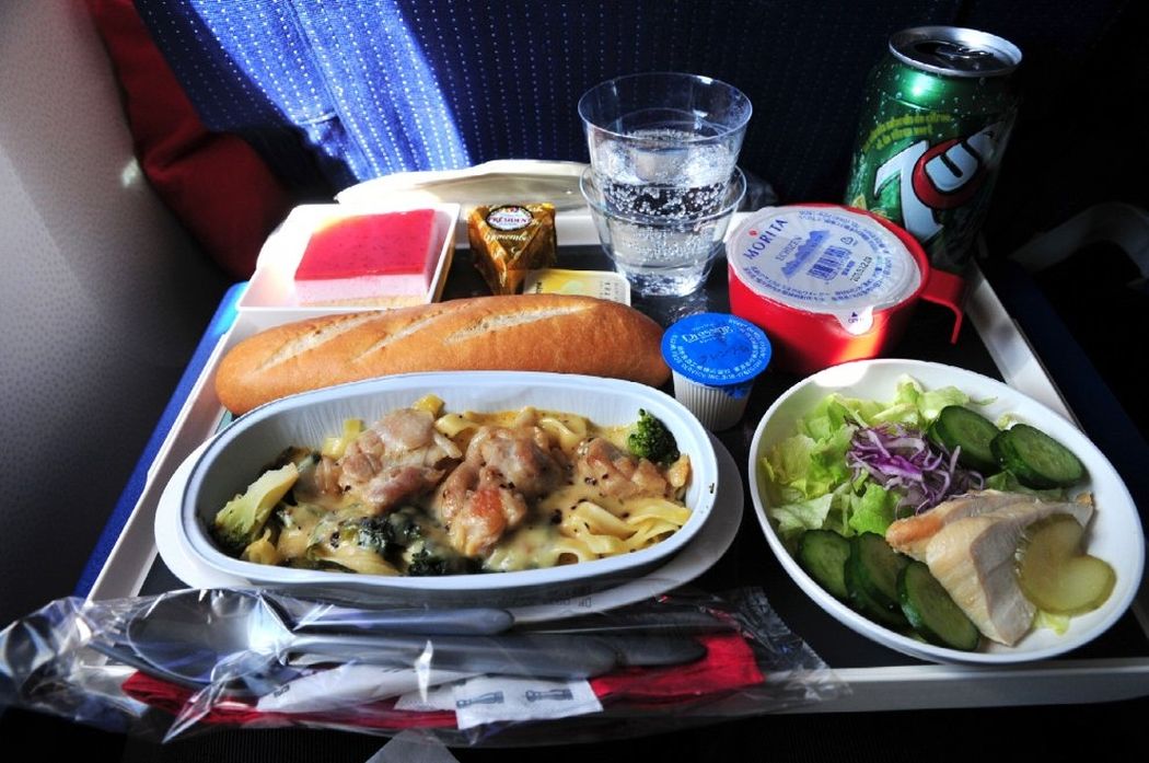 Фотография: Как выглядит еда на борту самолета в 15 авиакомпаниях №4 - BigPicture.ru