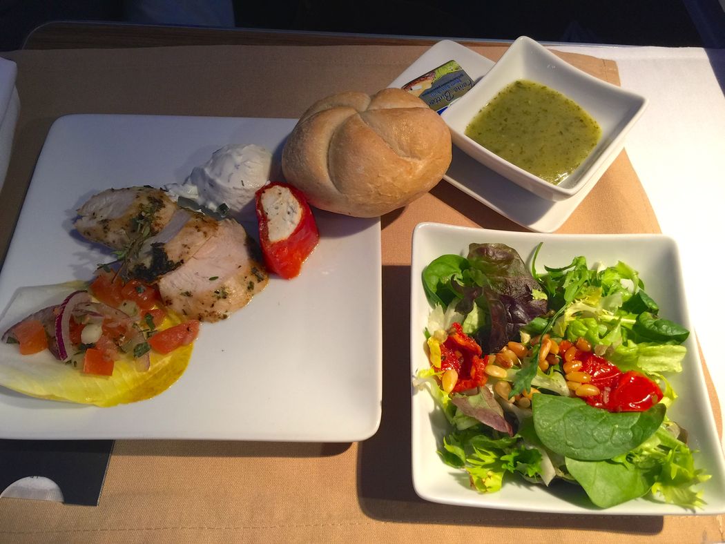 Фотография: Как выглядит еда на борту самолета в 15 авиакомпаниях №27 - BigPicture.ru