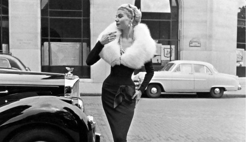 Фотография: Классическая элегантность Dior: изысканные модели 1940-1960-х годов на улицах Парижа №1 - BigPicture.ru
