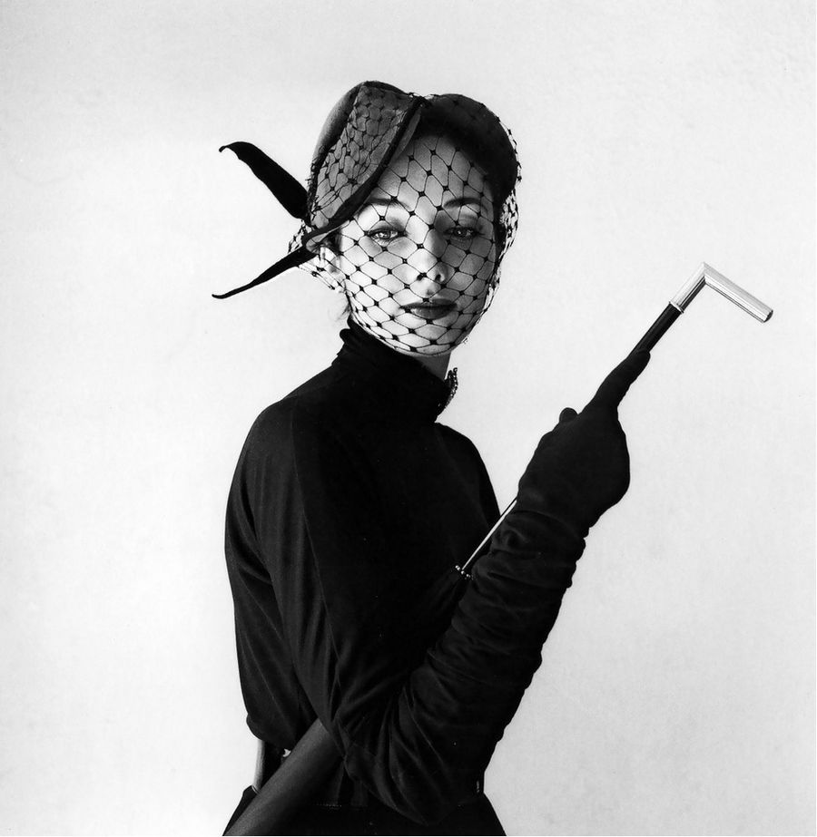 Фотография: Классическая элегантность Dior: изысканные модели 1940-1960-х годов на улицах Парижа №2 - BigPicture.ru