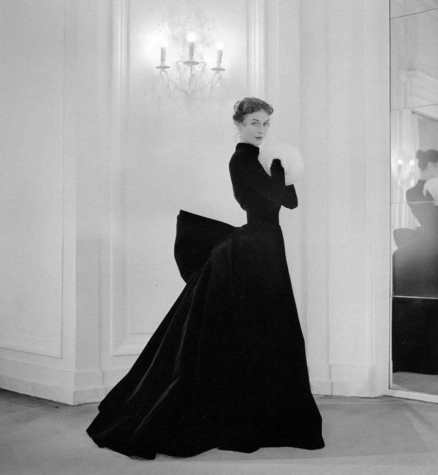 Фотография: Классическая элегантность Dior: изысканные модели 1940-1960-х годов на улицах Парижа №4 - BigPicture.ru