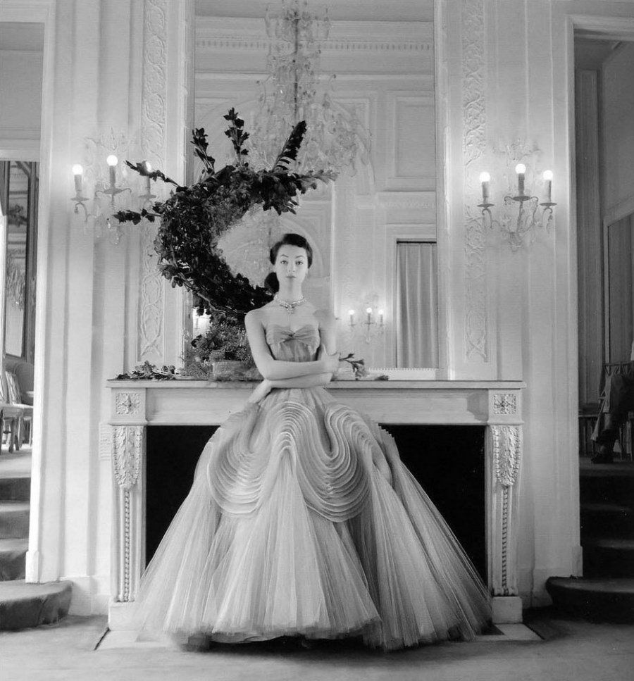 Фотография: Классическая элегантность Dior: изысканные модели 1940-1960-х годов на улицах Парижа №5 - BigPicture.ru