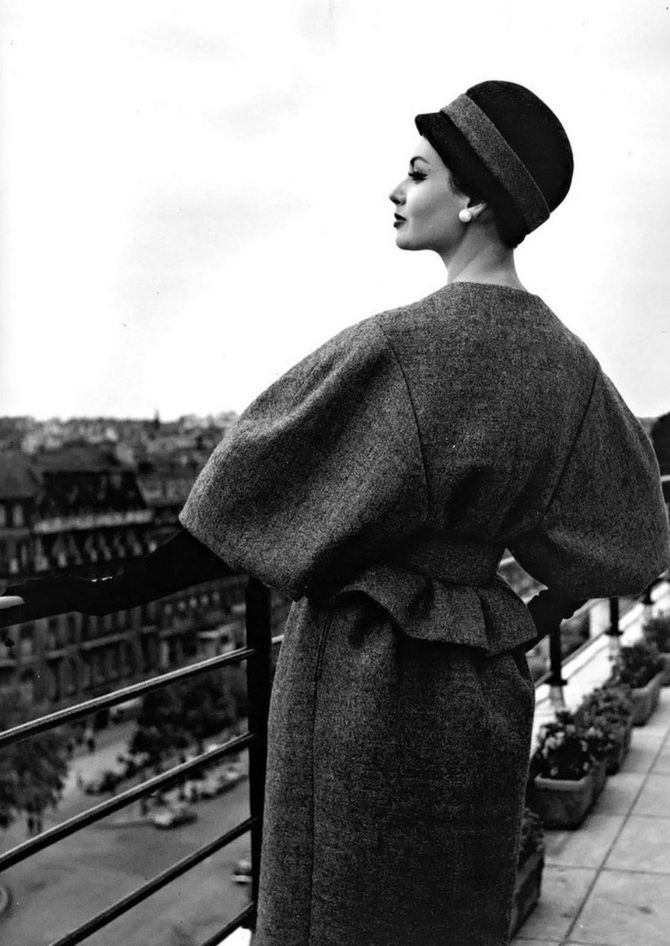 Классическая элегантность Dior: изысканные модели 1940-1960-х годов на улицах Парижа