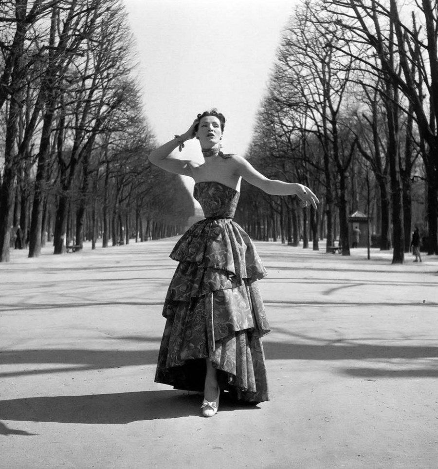 Фотография: Классическая элегантность Dior: изысканные модели 1940-1960-х годов на улицах Парижа №7 - BigPicture.ru