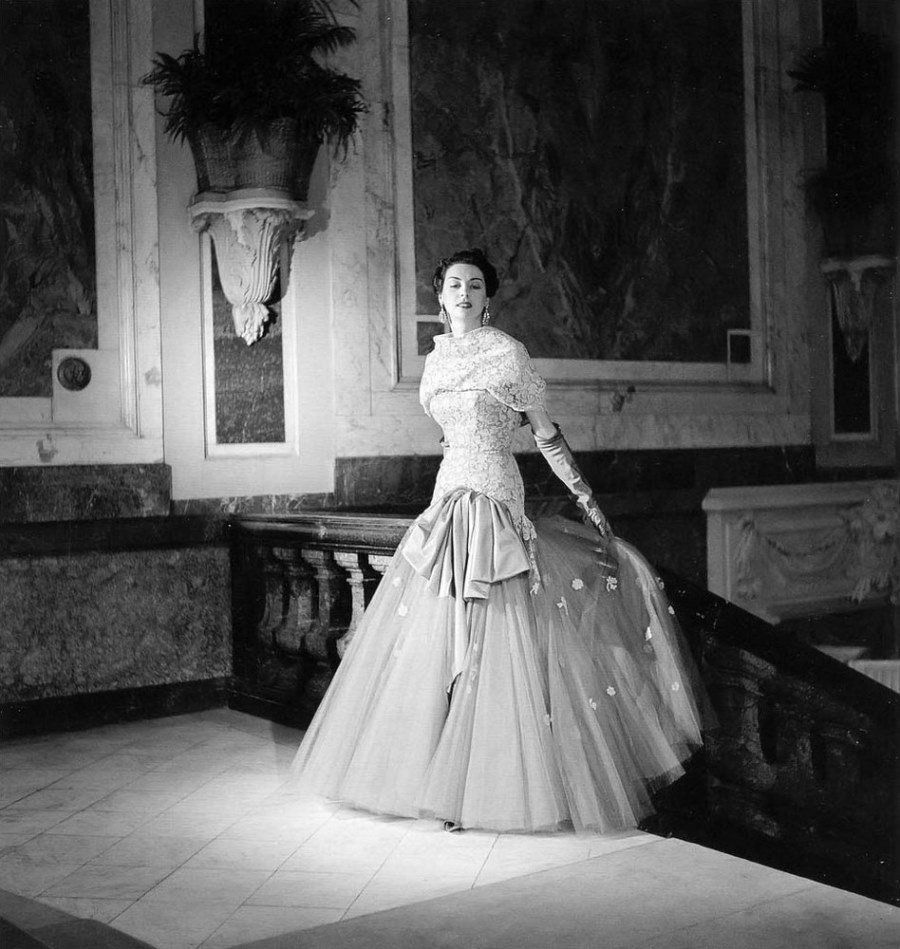 Фотография: Классическая элегантность Dior: изысканные модели 1940-1960-х годов на улицах Парижа №13 - BigPicture.ru