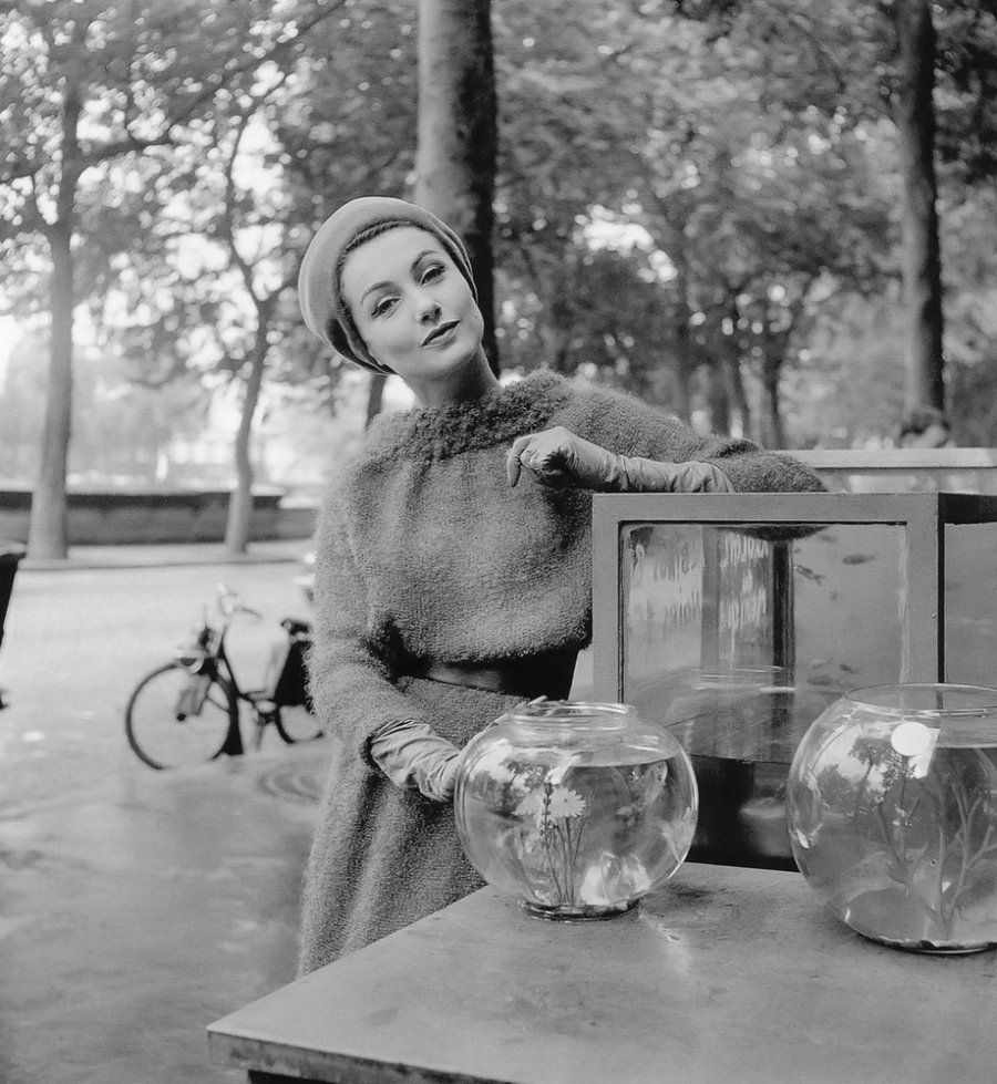 Фотография: Классическая элегантность Dior: изысканные модели 1940-1960-х годов на улицах Парижа №14 - BigPicture.ru
