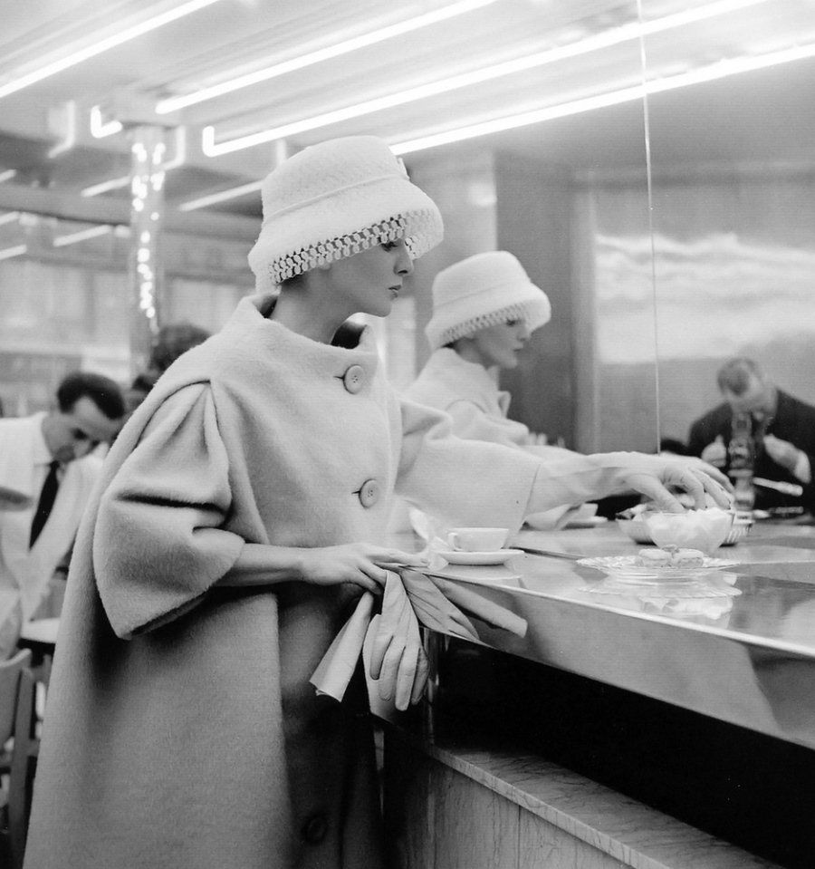 Фотография: Классическая элегантность Dior: изысканные модели 1940-1960-х годов на улицах Парижа №19 - BigPicture.ru