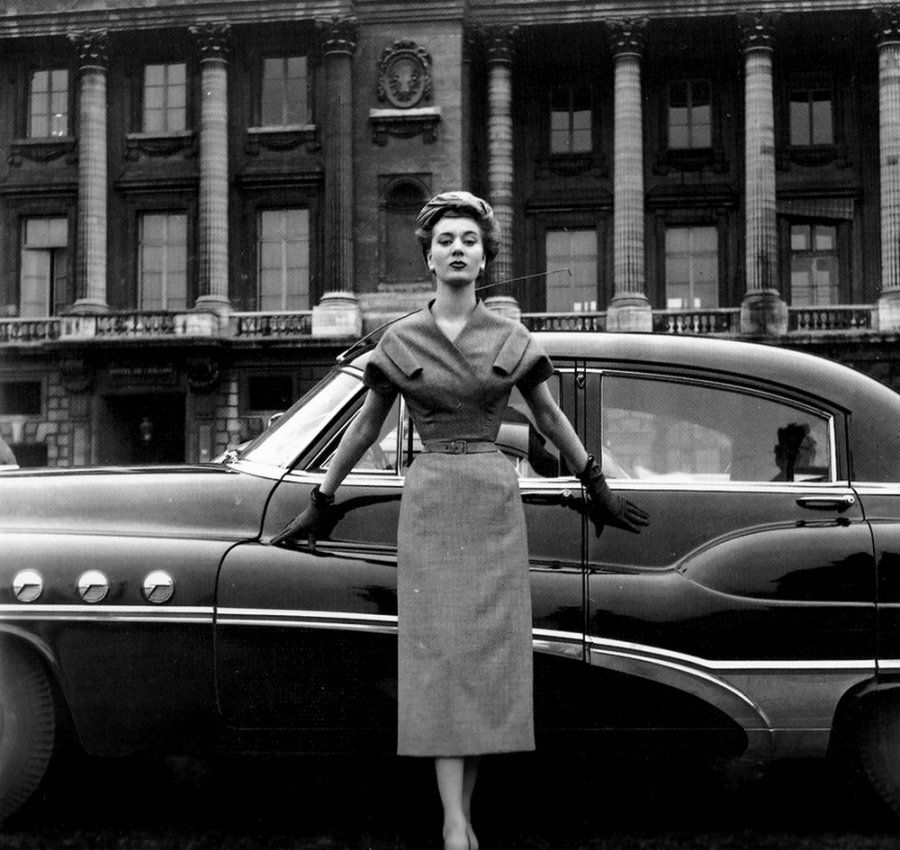 Фотография: Классическая элегантность Dior: изысканные модели 1940-1960-х годов на улицах Парижа №20 - BigPicture.ru