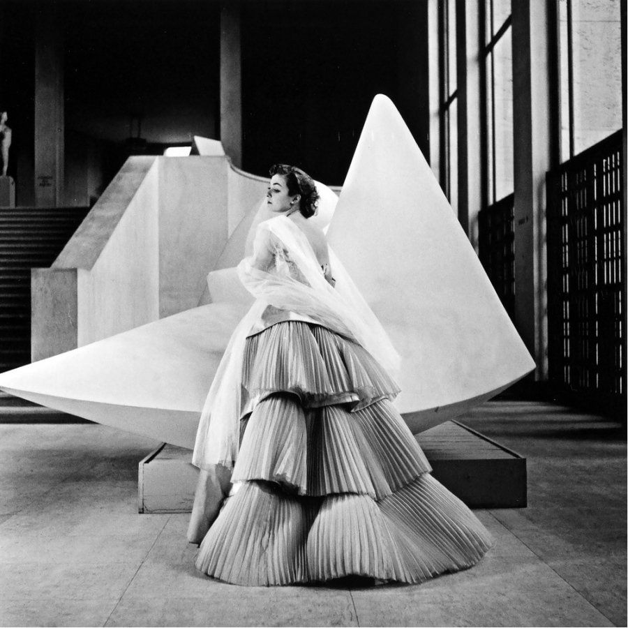 Фотография: Классическая элегантность Dior: изысканные модели 1940-1960-х годов на улицах Парижа №21 - BigPicture.ru