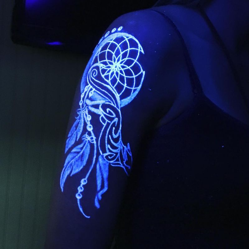 Фотография: Секретные татуировки: узоры и рисунки, видимые только под УФ-светом №9 - BigPicture.ru