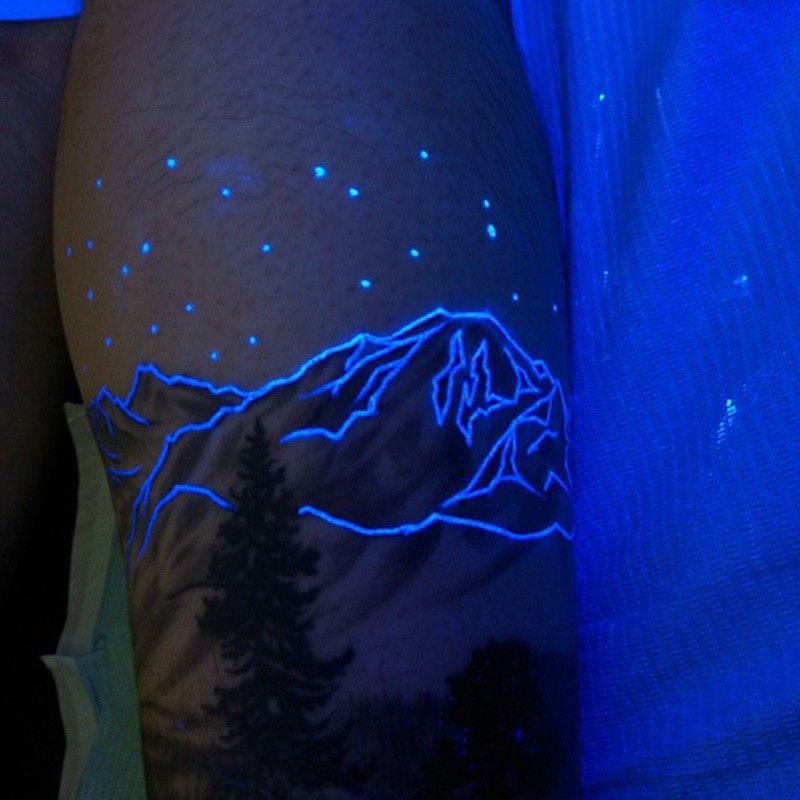 Фотография: Секретные татуировки: узоры и рисунки, видимые только под УФ-светом №11 - BigPicture.ru
