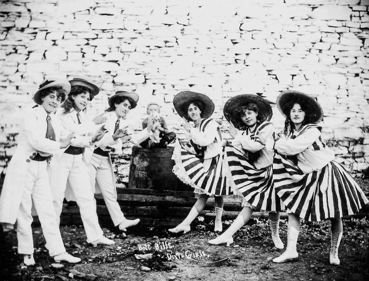 Фотография: Странные костюмы, акробаты и жутковатые клоуны — фотографии бродячего цирка 1910 года №12 - BigPicture.ru