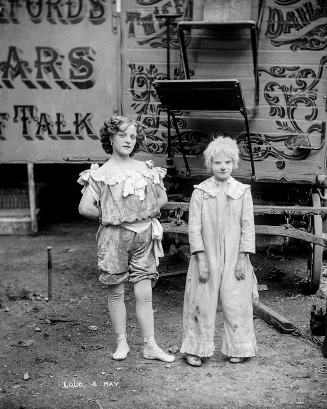 Фотография: Странные костюмы, акробаты и жутковатые клоуны — фотографии бродячего цирка 1910 года №11 - BigPicture.ru