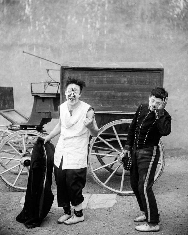 Фотография: Странные костюмы, акробаты и жутковатые клоуны — фотографии бродячего цирка 1910 года №9 - BigPicture.ru