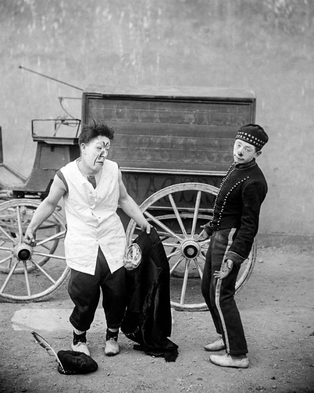 Фотография: Странные костюмы, акробаты и жутковатые клоуны — фотографии бродячего цирка 1910 года №8 - BigPicture.ru