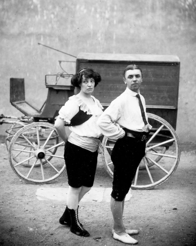 Фотография: Странные костюмы, акробаты и жутковатые клоуны — фотографии бродячего цирка 1910 года №6 - BigPicture.ru