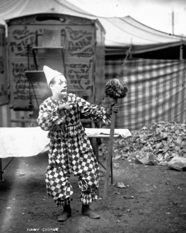 Фотография: Странные костюмы, акробаты и жутковатые клоуны — фотографии бродячего цирка 1910 года №5 - BigPicture.ru