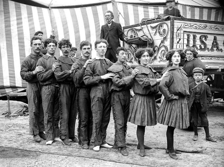 Фотография: Странные костюмы, акробаты и жутковатые клоуны — фотографии бродячего цирка 1910 года №23 - BigPicture.ru