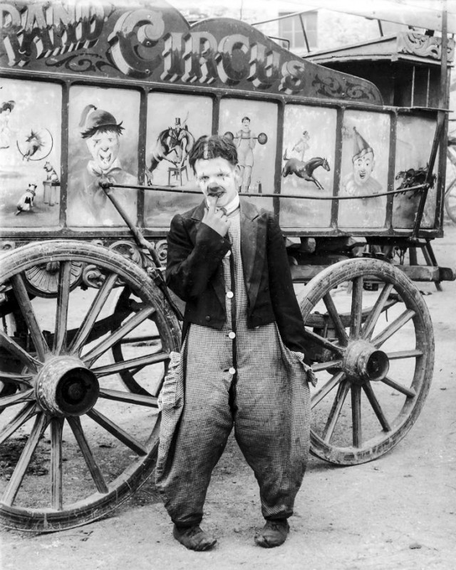 Фотография: Странные костюмы, акробаты и жутковатые клоуны — фотографии бродячего цирка 1910 года №15 - BigPicture.ru