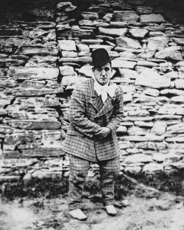 Фотография: Странные костюмы, акробаты и жутковатые клоуны — фотографии бродячего цирка 1910 года №4 - BigPicture.ru