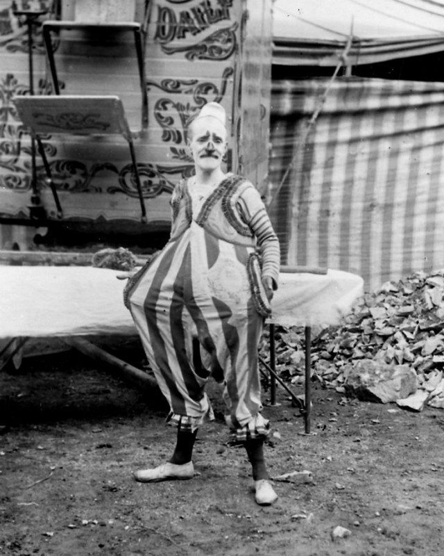 Фотография: Странные костюмы, акробаты и жутковатые клоуны — фотографии бродячего цирка 1910 года №3 - BigPicture.ru