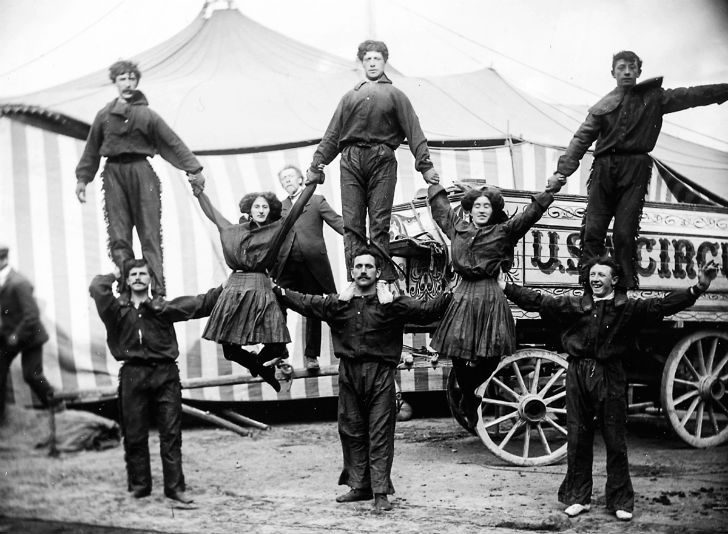 Фотография: Странные костюмы, акробаты и жутковатые клоуны — фотографии бродячего цирка 1910 года №2 - BigPicture.ru
