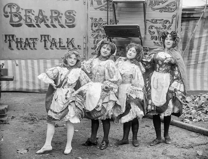 Фотография: Странные костюмы, акробаты и жутковатые клоуны — фотографии бродячего цирка 1910 года №22 - BigPicture.ru