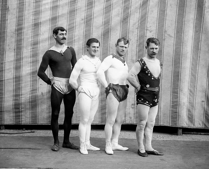 Фотография: Странные костюмы, акробаты и жутковатые клоуны — фотографии бродячего цирка 1910 года №21 - BigPicture.ru