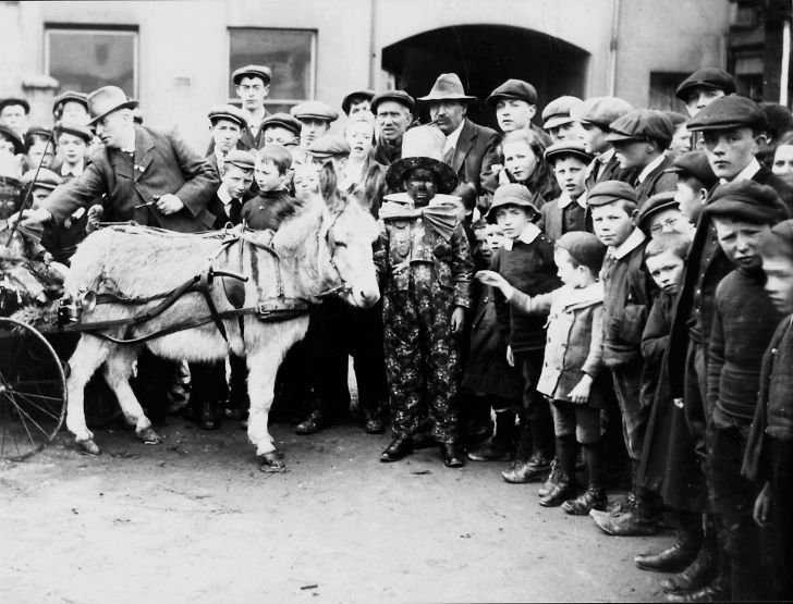 Фотография: Странные костюмы, акробаты и жутковатые клоуны — фотографии бродячего цирка 1910 года №20 - BigPicture.ru