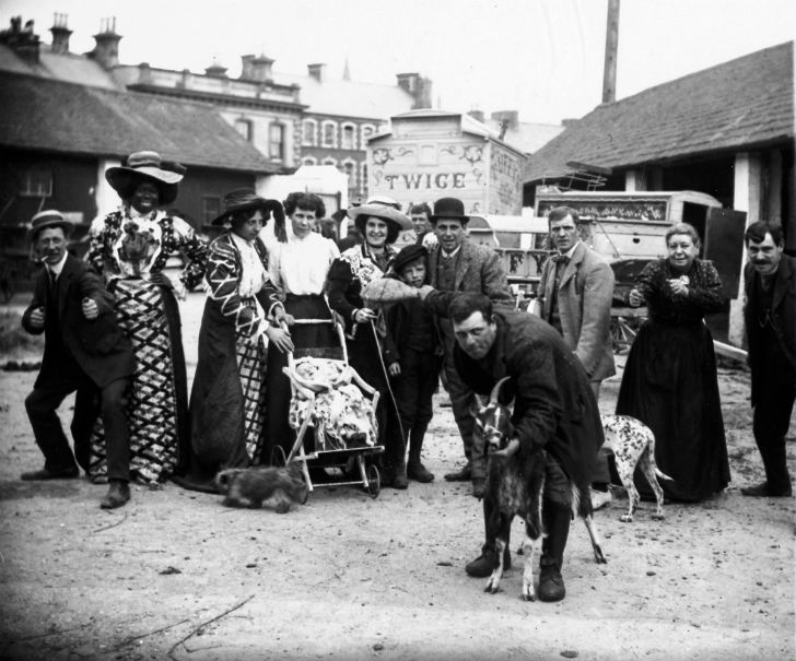 Фотография: Странные костюмы, акробаты и жутковатые клоуны — фотографии бродячего цирка 1910 года №19 - BigPicture.ru