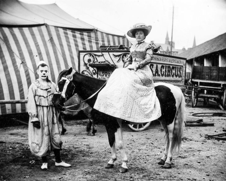 Фотография: Странные костюмы, акробаты и жутковатые клоуны — фотографии бродячего цирка 1910 года №17 - BigPicture.ru