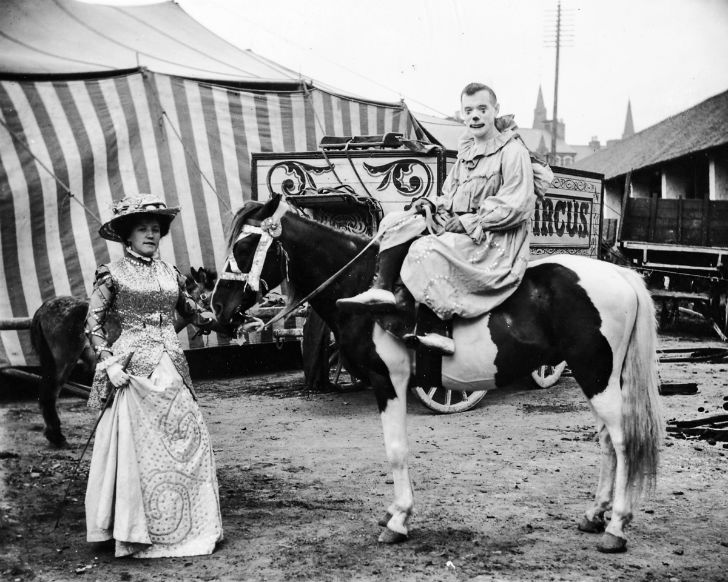 Фотография: Странные костюмы, акробаты и жутковатые клоуны — фотографии бродячего цирка 1910 года №16 - BigPicture.ru