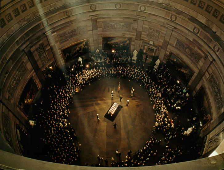 Гроб с телом застреленного президента США Джона Кеннеди под куполом Капитолия, ноябрь 1963 года.