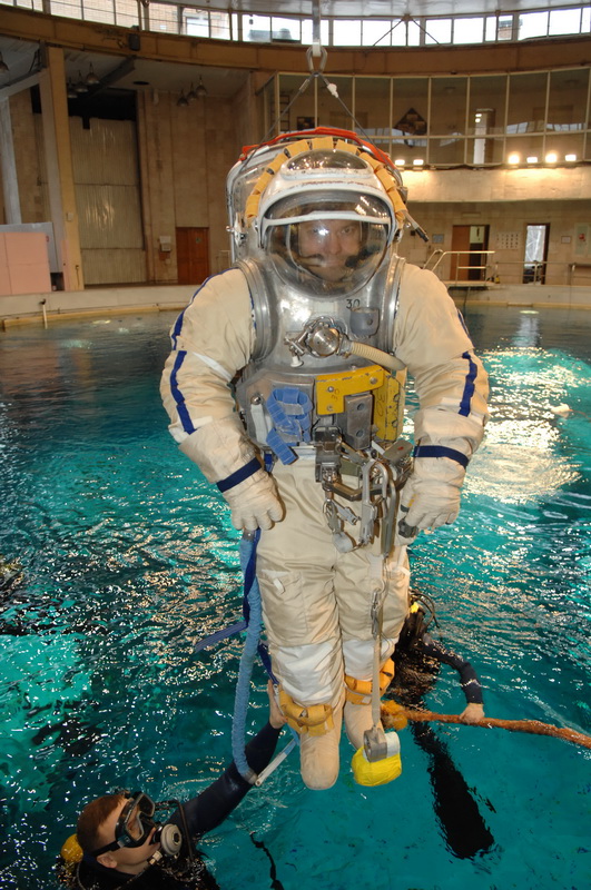 Фотография: Как космонавты готовятся работать в открытом космосе №9 - BigPicture.ru