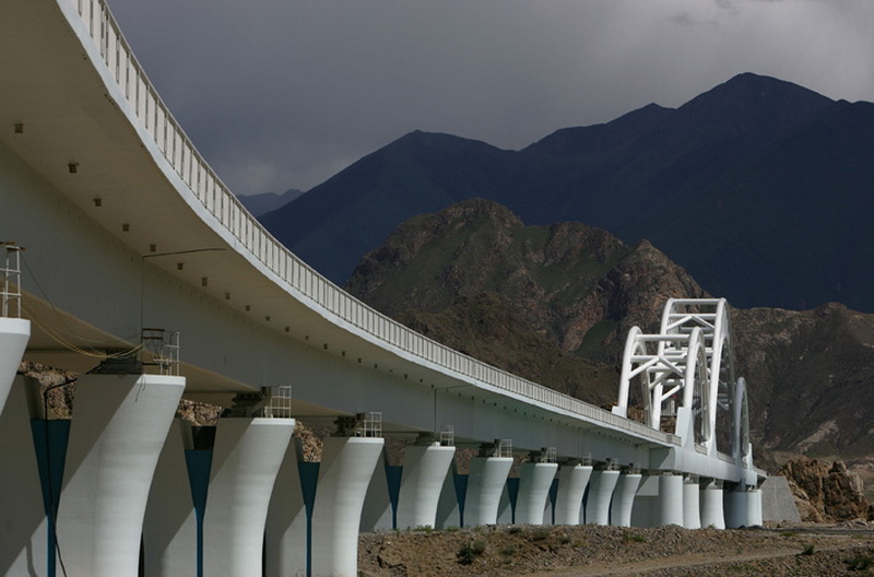 За семь лет функционирования по дороге было перевезено более 63 миллионов пассажиров и 300 миллионов тонн грузов. Годовой пассажирооборот увеличился с 6,5 миллиона человек в 2006 году, когда магистраль была сдана в эксплуатацию, до 11 миллионов человек в 2012 году, годовой грузооборот возрос с 25 миллионов тонн в 2006 году до 56 миллионов тонн в 2012 году. Уже сейчас очевидно, что новая железная дорога значительно активизировала экономическое развитие Тибета и соседней провинции Цинхай.