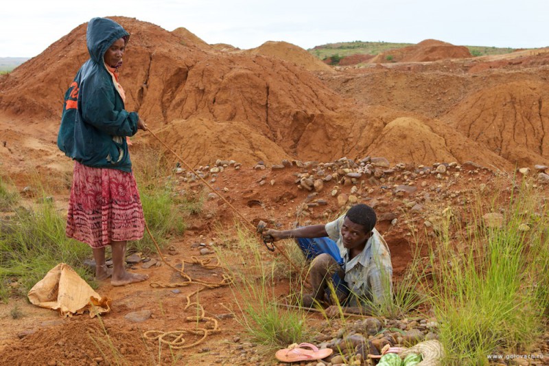 Фотография: Как добывают и продают нелегальные драгоценные камни на Мадагаскаре №6 - BigPicture.ru