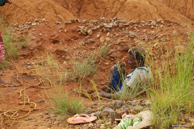 Фотография: Как добывают и продают нелегальные драгоценные камни на Мадагаскаре №7 - BigPicture.ru
