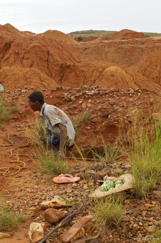 Фотография: Как добывают и продают нелегальные драгоценные камни на Мадагаскаре №8 - BigPicture.ru