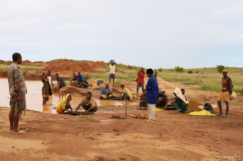 Фотография: Как добывают и продают нелегальные драгоценные камни на Мадагаскаре №12 - BigPicture.ru
