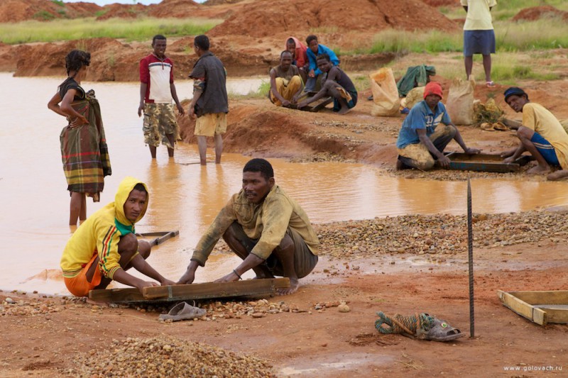 Фотография: Как добывают и продают нелегальные драгоценные камни на Мадагаскаре №13 - BigPicture.ru