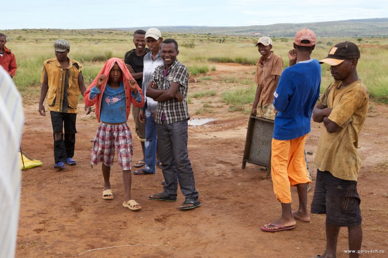 Фотография: Как добывают и продают нелегальные драгоценные камни на Мадагаскаре №15 - BigPicture.ru