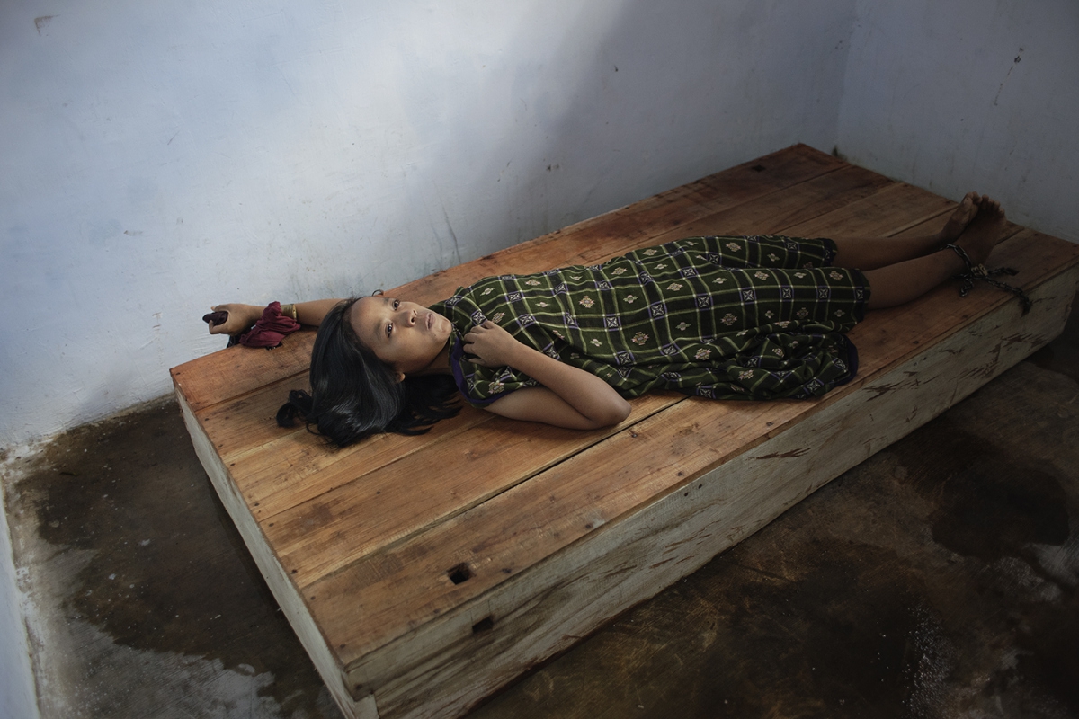 Фотография: Низшая форма жизни: ужасающие условия индонезийских лечебниц для душевнобольных №10 - BigPicture.ru